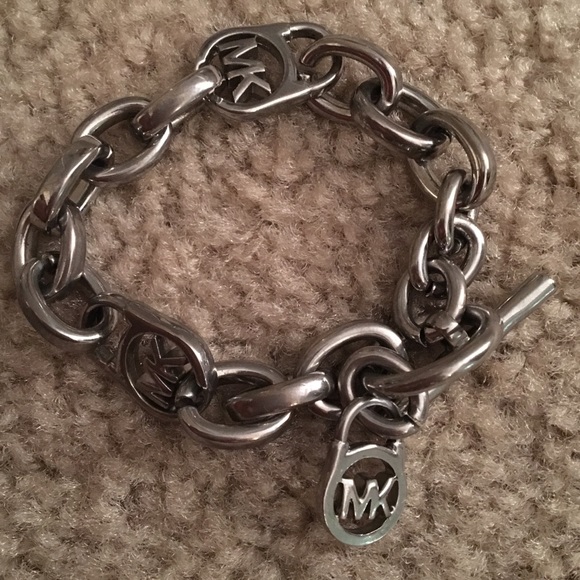 🔒🔗 Michael Kors Silver Lock Link Bracelet - Picture 4 of 5
